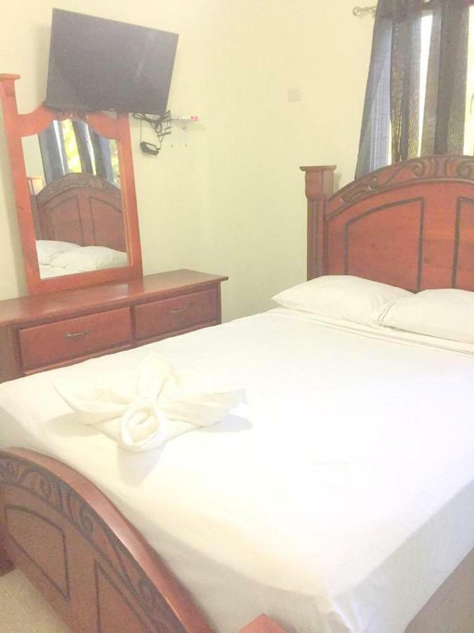 سان فيرناندو دو مونتي كريستي Aparta Hotel Venecia Montecristi المظهر الخارجي الصورة